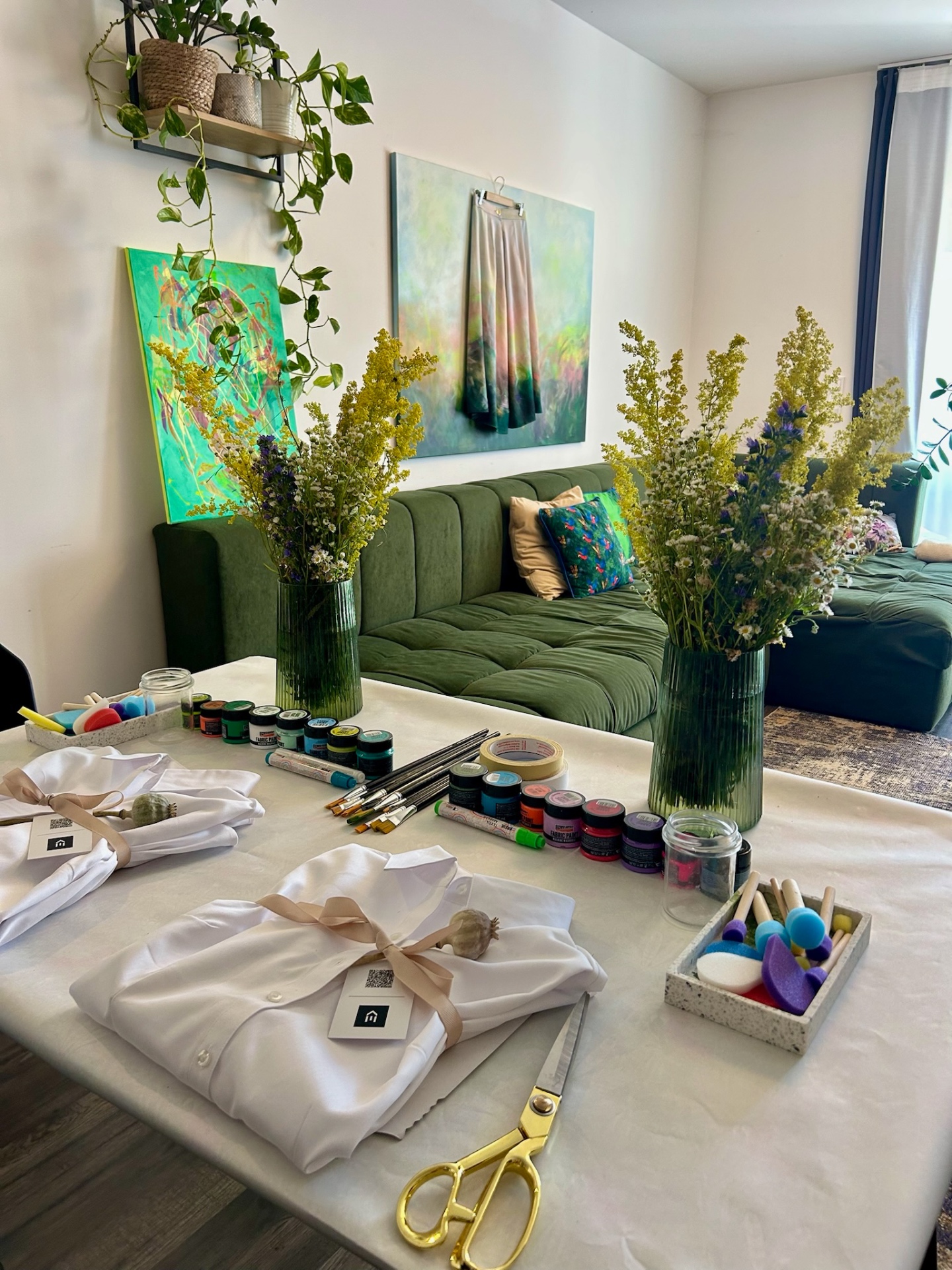 Textilfestő workshop, textil és ecsetek flat-lay